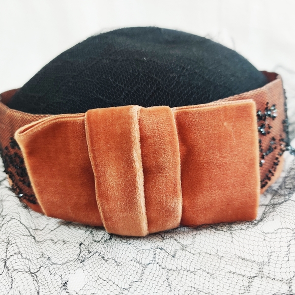 1930s Pill Bottle Hat Crushed Velvet Hat, Black Crinoline Veil, Vtg Pillbox Hat - Picture 5 of 11